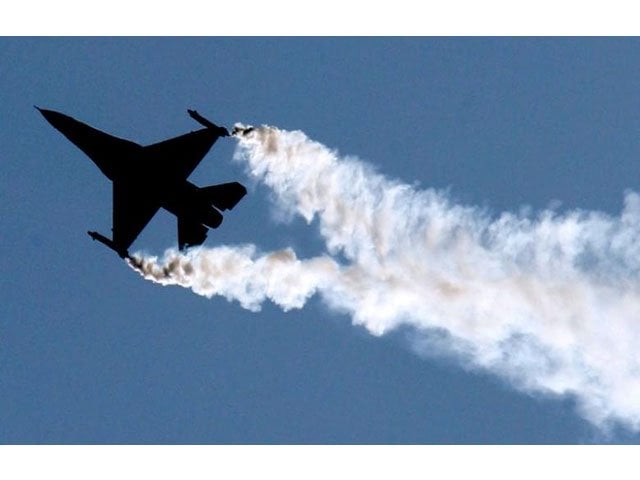 a us lockheed martin f 16 flies during an air display at the farnborough international air show hampshire july 19 2004 photo reuters