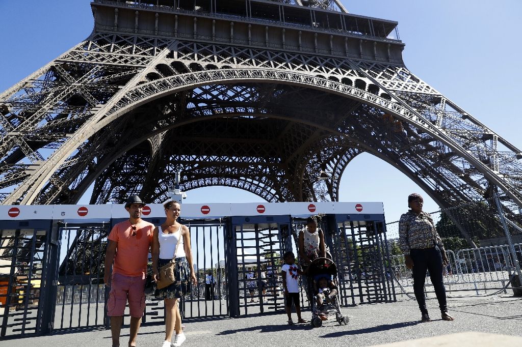 a glass wall will replace metal fences around the eiffel tower photo afp