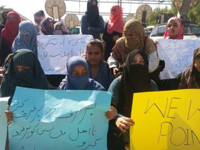 protesters block main road in karachi over students deaths protesters block main road in karachi over students deaths