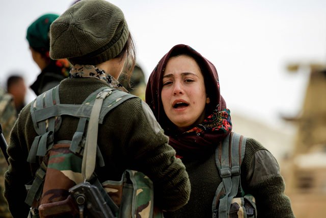 batul a 21 year old female arab fighter among the syrian democratic forces made up of us backed kurdish and arab fighters talks with another fighter near the village of al torshan 20 km on the outskirts of raqa on february 6 2017 photo afp