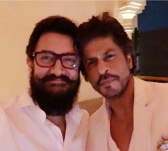 shah rukh aamir take first selfie in 25 years