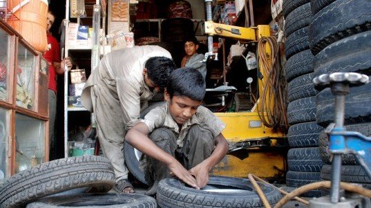 نوبل انعام یافتہ نے چائلڈ لیبر کی لعنت کے خاتمے کے لیے فنڈ کا مطالبہ کیا |  ایکسپریس ٹریبیون