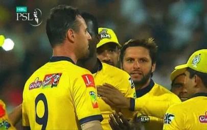 peshawar zalmi win nail biter in dubai