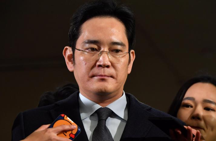 samsung chief jailed for 2 5 years over corruption scandal