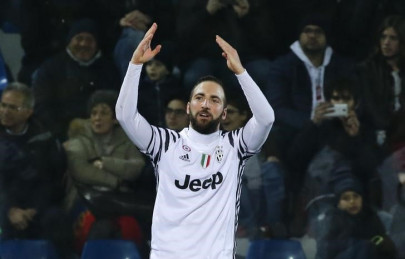 higuain s brace helps juve strengthen position on top