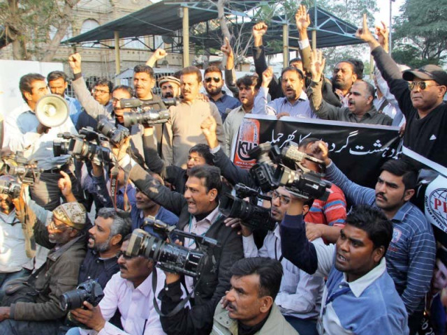 journalists protesting on monday outside the karachi press club against the killing of cameraman taimur who was gunned down by unidentified men in north nazimabad area sunday night photo ppi