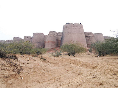 derawar fort cholistan s iconic structure crumbling away derawar fort cholistan s iconic structure crumbling away