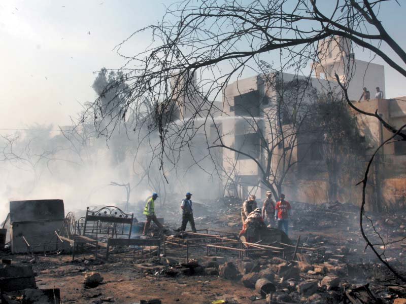 three injuries 60 huts gutted in fire in gulshan e iqbal