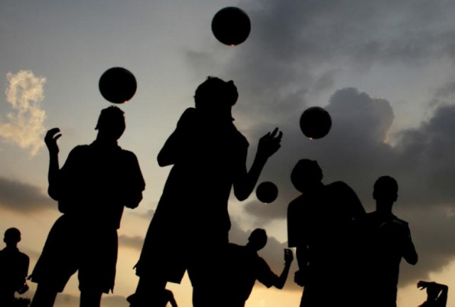 players from a soccer academy practice against the setting sun in the northern indian city of chandigarh august 30 2007 photo reuters players from a soccer academy practice against the setting sun in the northern indian city of chandigarh august 30 2007 photo reuters