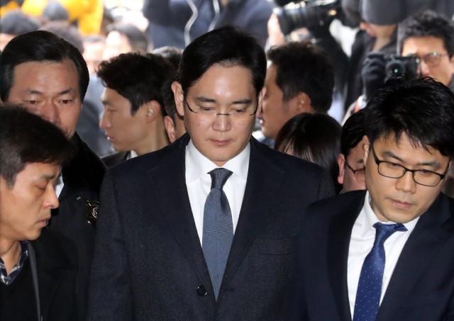 lee jae yong c samsung electronics vice chairman and the son of samsung group chairman lee kun hee arrives at the court for a hearing to review the issuing of his arrest warrant at the seoul central district court in seoul on february 16 2017 photo afp lee jae yong c samsung electronics vice chairman and the son of samsung group chairman lee kun hee arrives at the court for a hearing to review the issuing of his arrest warrant at the seoul central district court in seoul on february 16 2017 photo afp
