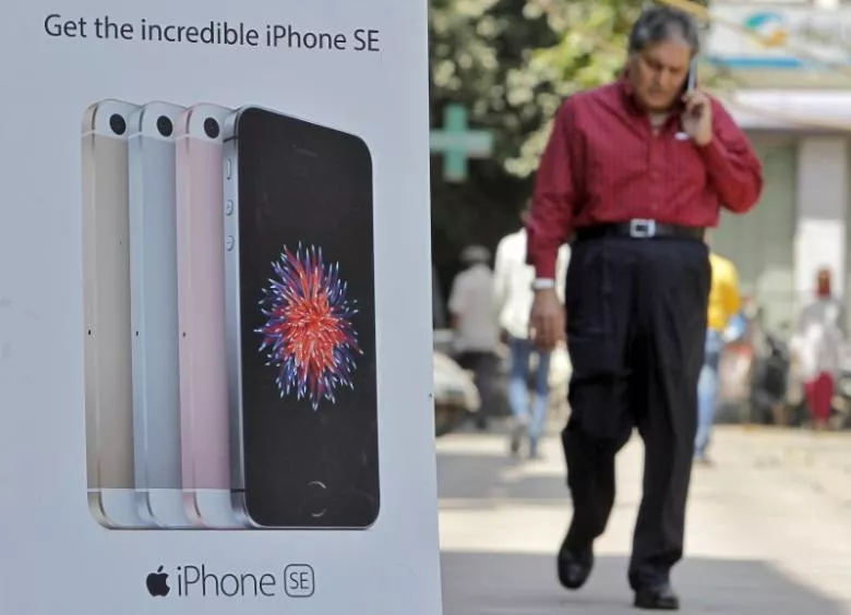 a man speaks on his mobile phone as he walks past an apple iphone se advertisement billboard in a street in new delhi india april 25 2016 photo reuters a man speaks on his mobile phone as he walks past an apple iphone se advertisement billboard in a street in new delhi india april 25 2016 photo reuters