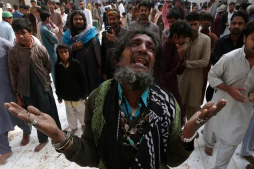 a man mourns the death of a relative who was killed in a suicide blast at the tomb of sufi saint syed usman marwandi also known as the lal shahbaz qalandar shrine on thursday evening in sehwan sharif pakistan 039 s southern sindh province february 17 2017 photo reuters a man mourns the death of a relative who was killed in a suicide blast at the tomb of sufi saint syed usman marwandi also known as the lal shahbaz qalandar shrine on thursday evening in sehwan sharif pakistan 039 s southern sindh province february 17 2017 photo reuters