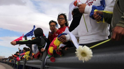mexicans form human wall along us border to protest trump