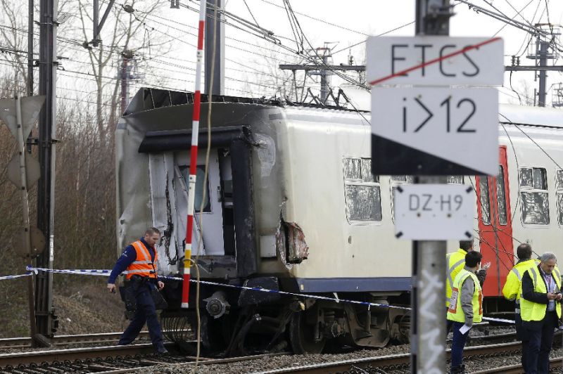belgian authorities at the scene after a train derailed following its departure from louvain on february 18 2017 photo afp