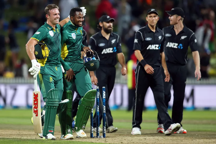 ab de villiers of south africa l and his teammate andile phehlukwayo celebrate winning the one day international odi cricket match between new zealand and south africa at seddon park in hamilton on february 19 2017 photo afp ab de villiers of south africa l and his teammate andile phehlukwayo celebrate winning the one day international odi cricket match between new zealand and south africa at seddon park in hamilton on february 19 2017 photo afp