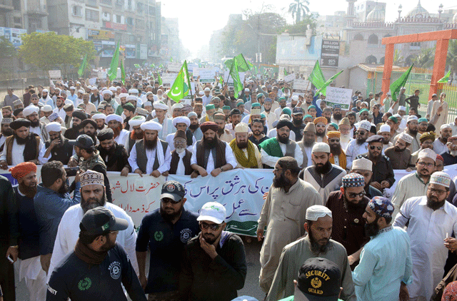 undeterred by bilal saleem qadri 039 s arrest activists belonging to jamaat ahle sunnat began their rally from arambagh however they were stopped by a heavy contingent of the police at sindh secretariat chowk photo mohammad azeem