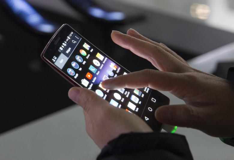 an attendee tries out a lg g flex 2 curved smartphone during the 2015 international consumer electronics show ces in las vegas nevada january 6 2015 photo reuters