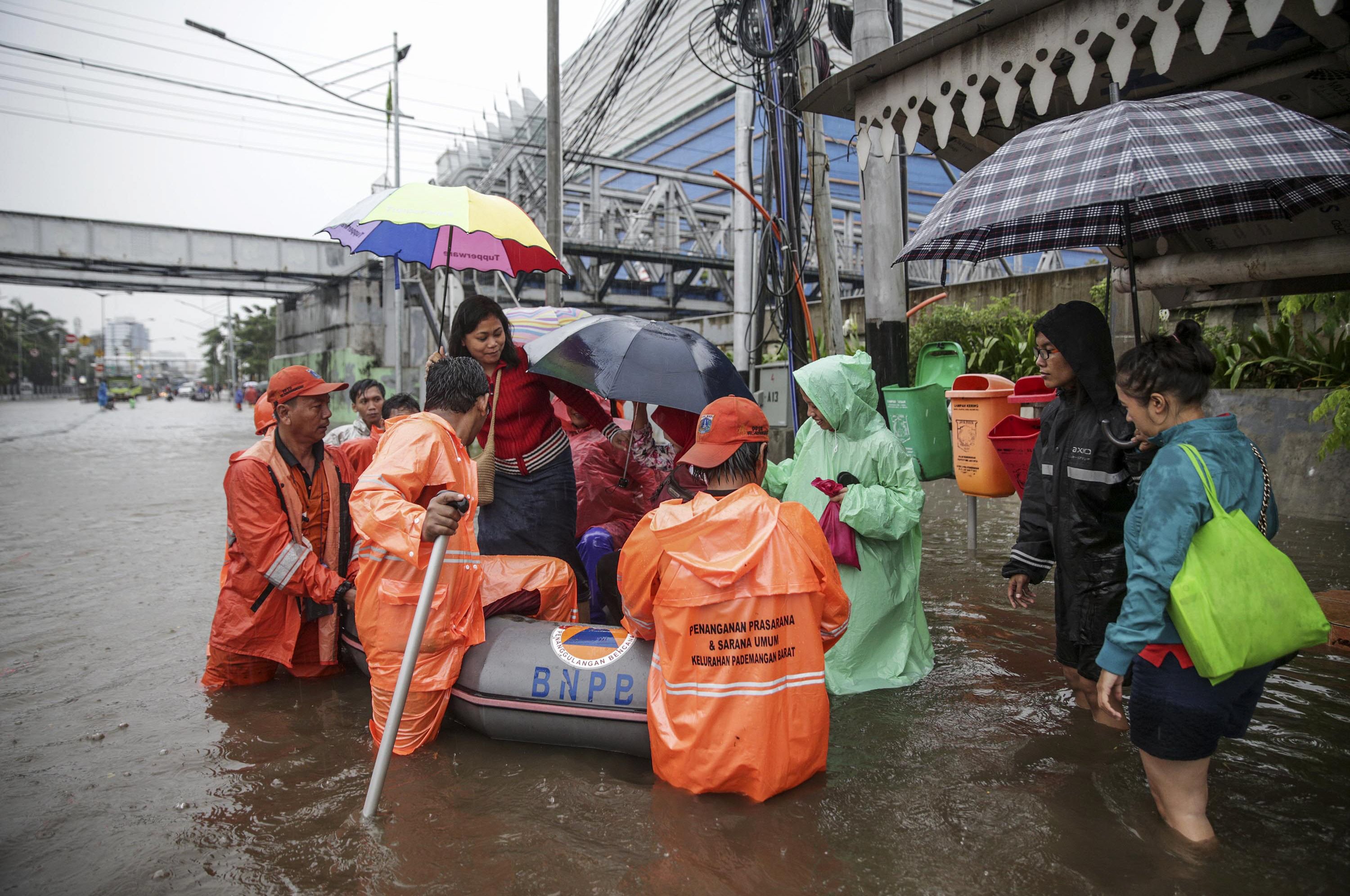 citizens seen resort to any means necessary to tackle the flooding photo afp