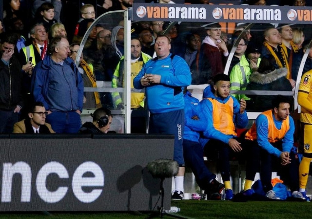 sutton united 039 s substitute wayne shaw eats a pie during the match against arsenal on february 20 2017 photo afp sutton united 039 s substitute wayne shaw eats a pie during the match against arsenal on february 20 2017 photo afp