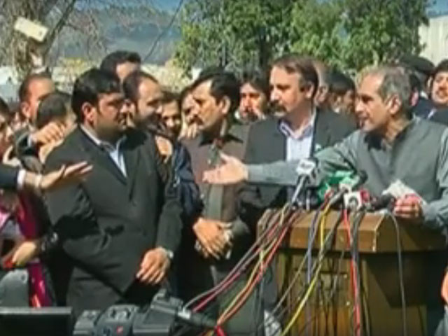 journalists protest against anusha rehman during government s press talk express news screengrab journalists protest against anusha rehman during government s press talk express news screengrab