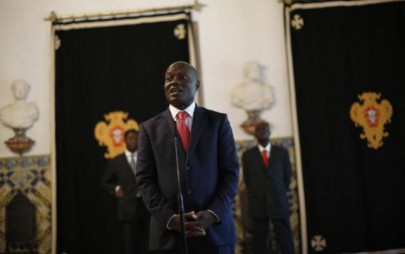 hundreds of protesters demand departure of guinea bissau president