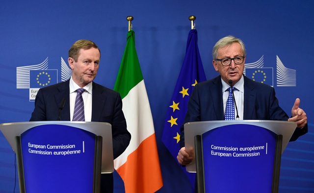 president of commission jean claude juncker r and irish prime minister enda kenny l give a joint press conference following their meeting at the european union headquarters in brussels on february 23 2017 photo afp