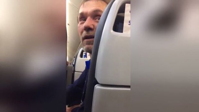 man asked to exit united flight after he made racist remarks towards a pakistani couple photo screengrab