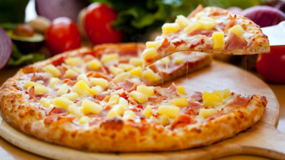 social media battle erupts over pineapple on pizza social media battle erupts over pineapple on pizza