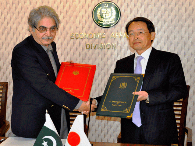 tariq mahmood pasha secretary of economic affairs division and takashi kurai ambassador of japan to pakistan photo express tariq mahmood pasha secretary of economic affairs division and takashi kurai ambassador of japan to pakistan photo express