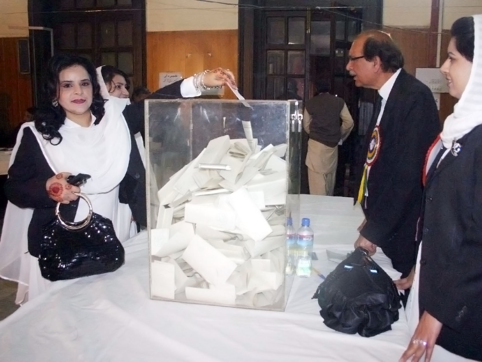 lawyers cast their votes during the lhcba elections on saturday february 23 2013 photo ppi