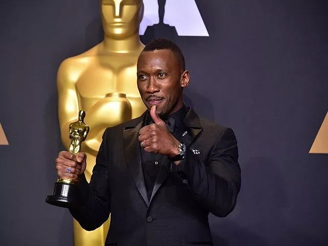mahershala ali poses with the oscar for best actor in a supporting role on february 26 2017 afp frederic j brown