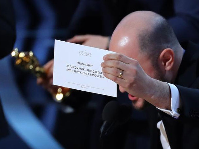 89th academy awards   oscars awards show   producer jordon horowitz holds up the card for the best picture winner moonlight reuters lucy nicholson