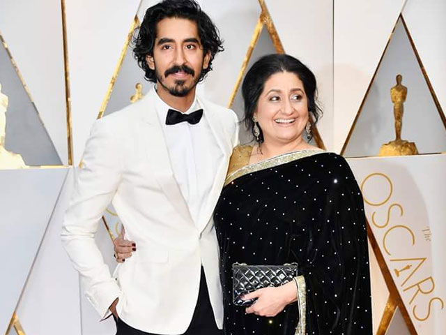 dev patel attends oscars with mum and everyone s loving it