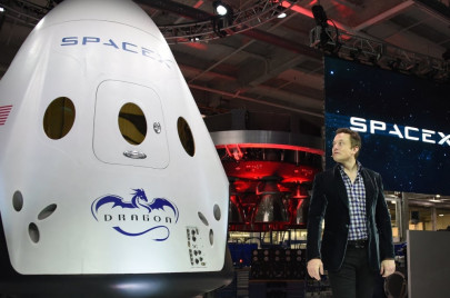 spacex to send two tourists around moon in 2018