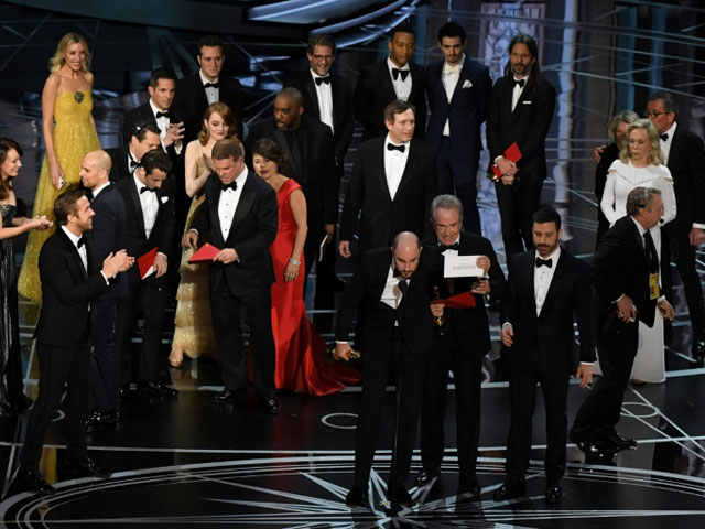 quot la la land quot producer jordan horowitz front c shows the card saying quot moonlight quot won the best picture on february 26 2017 in hollywood california afp mark ralston