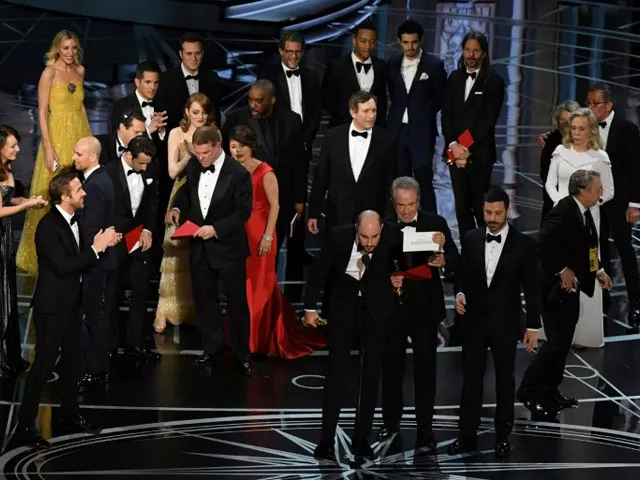 quot la la land quot producer jordan horowitz front c shows the card saying quot moonlight quot won the best picture on february 26 2017 in hollywood california afp mark ralston quot la la land quot producer jordan horowitz front c shows the card saying quot moonlight quot won the best picture on february 26 2017 in hollywood california afp mark ralston
