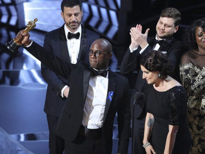 academy issues apology for oscars best picture goof up academy issues apology for oscars best picture goof up