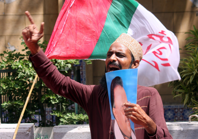 supporter of mqm protesting outside the cm house against arrest of party workers photo athar khan supporter of mqm protesting outside the cm house against arrest of party workers photo athar khan
