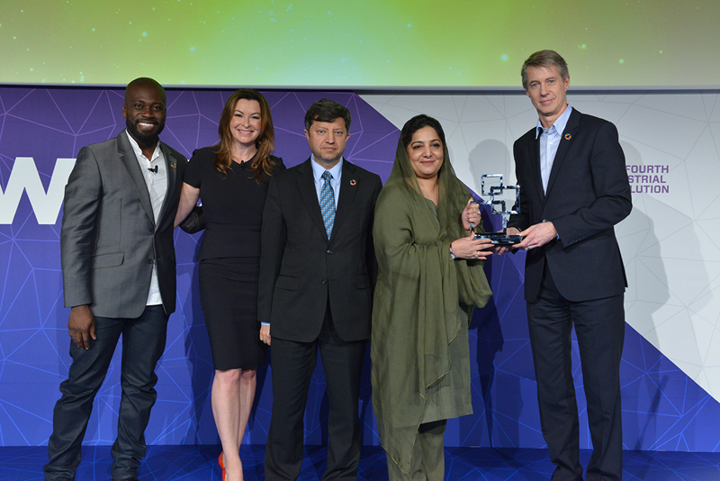 the minister of state for it and telecom anusha rahman 2r receiving the government leadership award on behalf of the government of pakistan photo courtest gsma