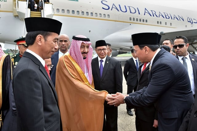 indonesia president joko widodo l stands as saudi arabia 039 s king salman c shakes hands with jakarta governor basuki tjahaja purnama at halim perdanakusuma airport in jakarta indonesia on wednesday photo reuters indonesia president joko widodo l stands as saudi arabia 039 s king salman c shakes hands with jakarta governor basuki tjahaja purnama at halim perdanakusuma airport in jakarta indonesia on wednesday photo reuters