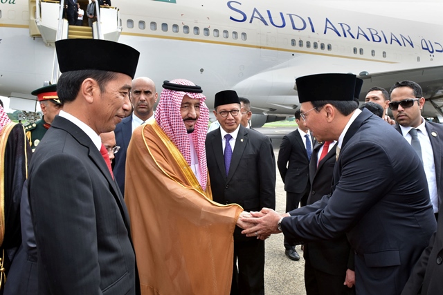 indonesia president joko widodo l stands as saudi arabia 039 s king salman c shakes hands with jakarta governor basuki tjahaja purnama at halim perdanakusuma airport in jakarta indonesia on wednesday photo reuters