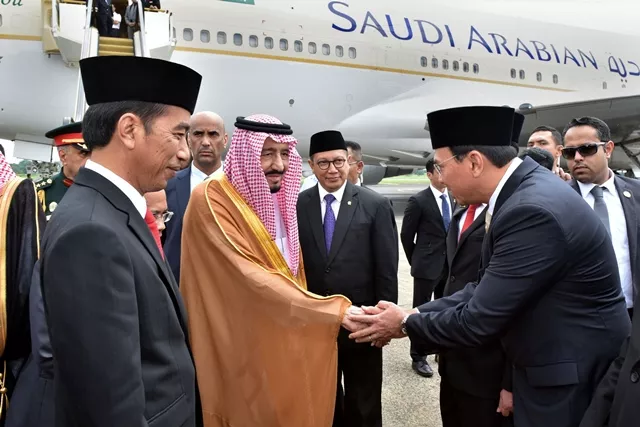 indonesia president joko widodo l stands as saudi arabia 039 s king salman c shakes hands with jakarta governor basuki tjahaja purnama at halim perdanakusuma airport in jakarta indonesia on wednesday photo reuters indonesia president joko widodo l stands as saudi arabia 039 s king salman c shakes hands with jakarta governor basuki tjahaja purnama at halim perdanakusuma airport in jakarta indonesia on wednesday photo reuters