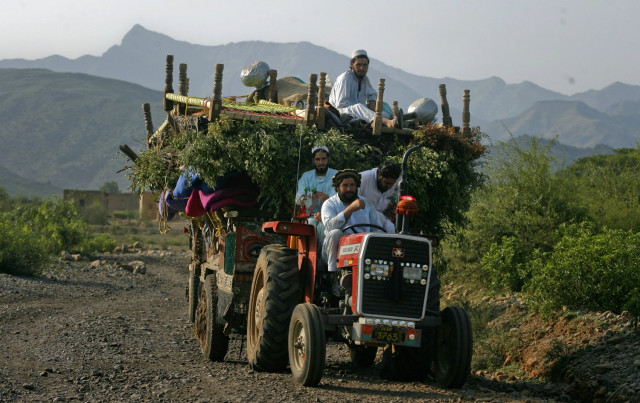 an internally displaced family flee military operations on tractors in tora warai a town in kurram agency located in pakistan 039 s federally administered tribal areas fata during a military trip organised for media along the afghanistan border july 9 2011 photo reuters an internally displaced family flee military operations on tractors in tora warai a town in kurram agency located in pakistan 039 s federally administered tribal areas fata during a military trip organised for media along the afghanistan border july 9 2011 photo reuters