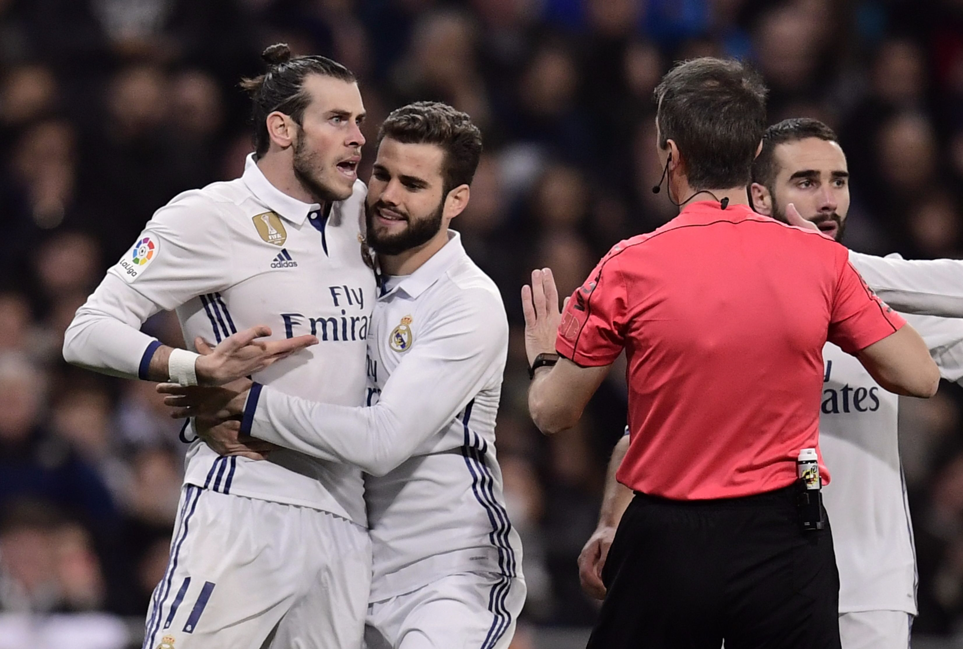 real madrid 039 s forward gareth bale l argues with the referee at the santiago bernabeu stadium in madrid on march 1 2017 photo afp