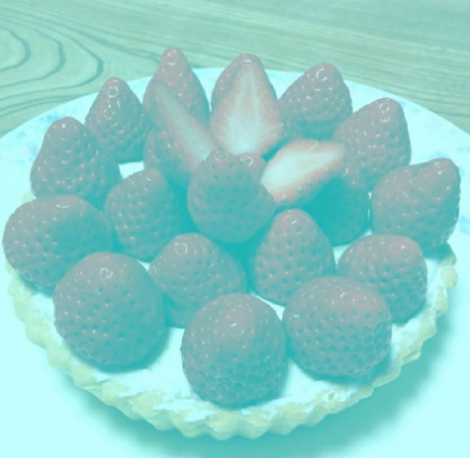 this illusion is also helped out by the fact that we recognize the objects as strawberries which we very strongly associate with the color red so our brain is already wired to be looking for those pigments photo twitter