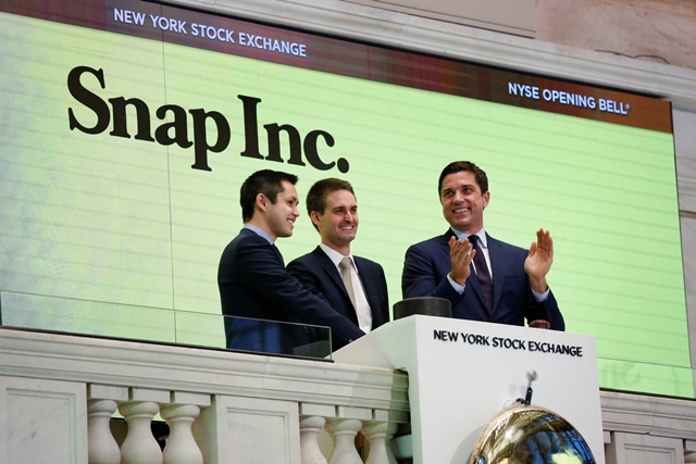 snap cofounders evan spiegel r and bobby murphy wait to ring the opening bell of the new york stock exchange nyse shortly before the company 039 s ipo in new york u s march 2 2017 photo reuters