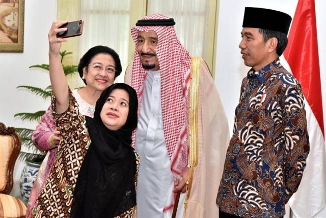 indonesian president joko widodo r watches as former president megawati sukarnoputri and her daughter puan maharani a minister in his cabinet take a selfie with saudi arabia 039 s king salman c at the presidential palace in jakarta indonesia march 2 2017 photo reuters indonesian president joko widodo r watches as former president megawati sukarnoputri and her daughter puan maharani a minister in his cabinet take a selfie with saudi arabia 039 s king salman c at the presidential palace in jakarta indonesia march 2 2017 photo reuters