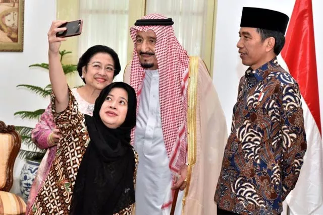 indonesian president joko widodo r watches as former president megawati sukarnoputri and her daughter puan maharani a minister in his cabinet take a selfie with saudi arabia 039 s king salman c at the presidential palace in jakarta indonesia march 2 2017 photo reuters indonesian president joko widodo r watches as former president megawati sukarnoputri and her daughter puan maharani a minister in his cabinet take a selfie with saudi arabia 039 s king salman c at the presidential palace in jakarta indonesia march 2 2017 photo reuters