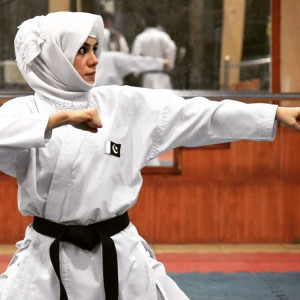 muslim female fighters give shout out to pakistanis