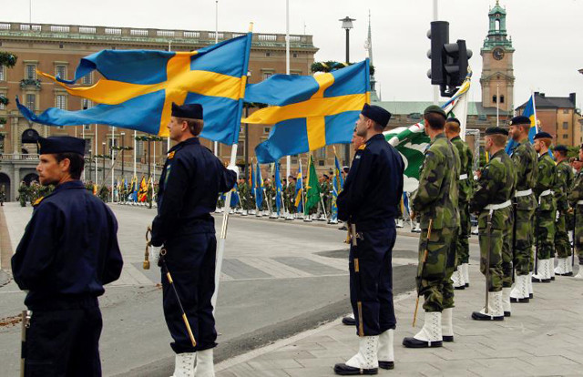 swedish armed forces soldiers attend a rehearsal in front of the royal palace in stockholm sweden june 18 2010 photo reuters